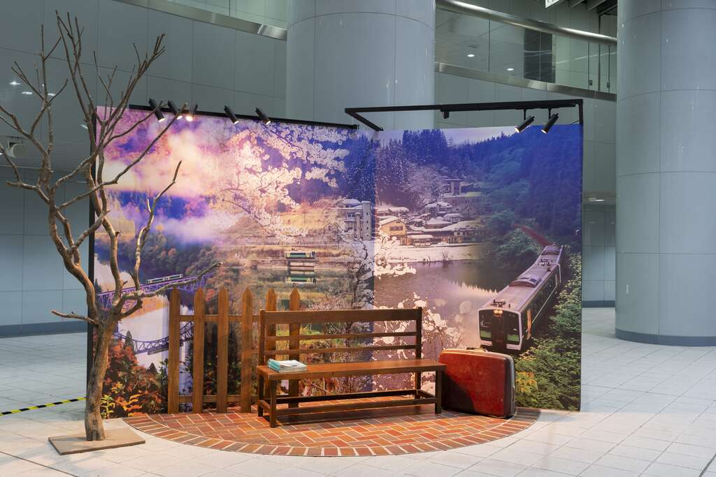 樱花树秘境包围的火车铁道台北往金山町(图片来源：台北大众捷运股份有限公司)