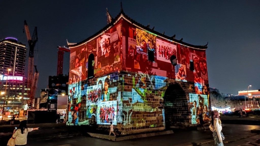 「北门映像」光雕秀包含7种主题光影，民众还可透过QR code互动投影新年愿望。(图片来源：台北市政府观光传播局)