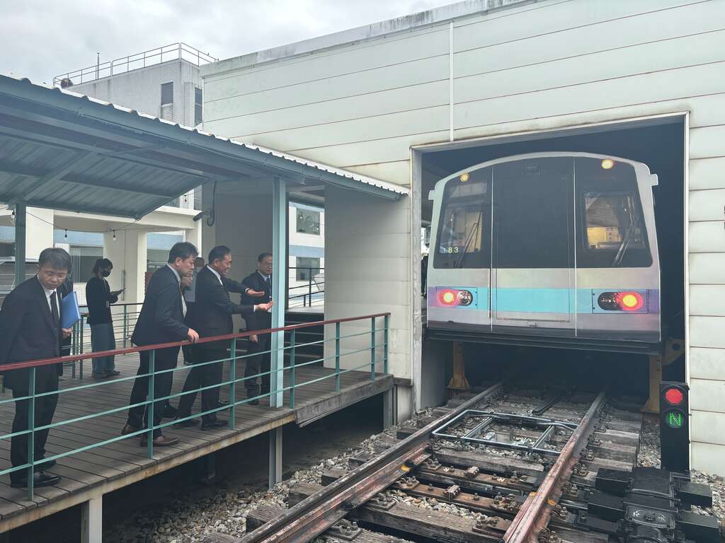 日本贵宾参观北投机厂(图片来源：台北大众捷运股份有限公司)