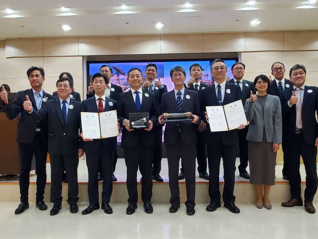缔结友好缆车大合照(图片来源：台北大众捷运股份有限公司)
