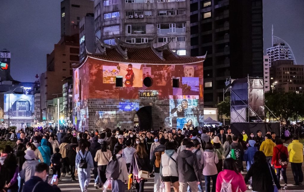 漫步到北门广场可欣赏包含7种主题的「北门映像」光雕秀。(图片来源：台北市政府观光传播局)