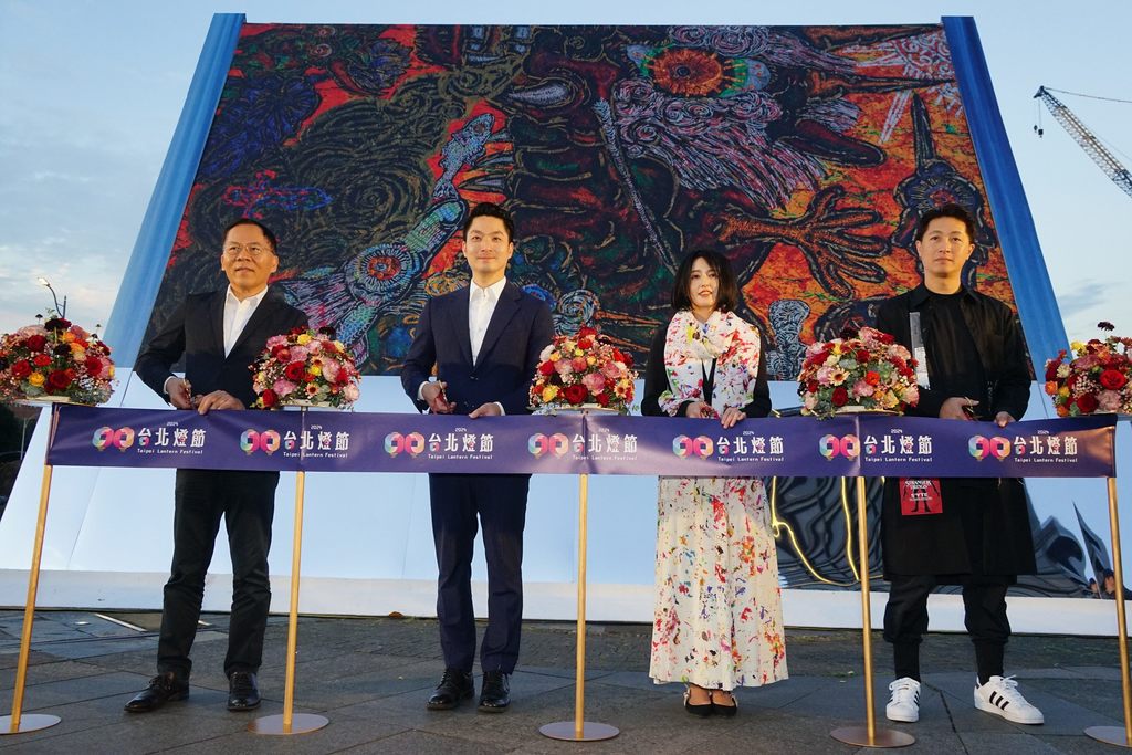 日本の現代アート作家 小松美羽の「世人皆可成（誰もが龍になれる）」がランタンフェスティバルで独特の世