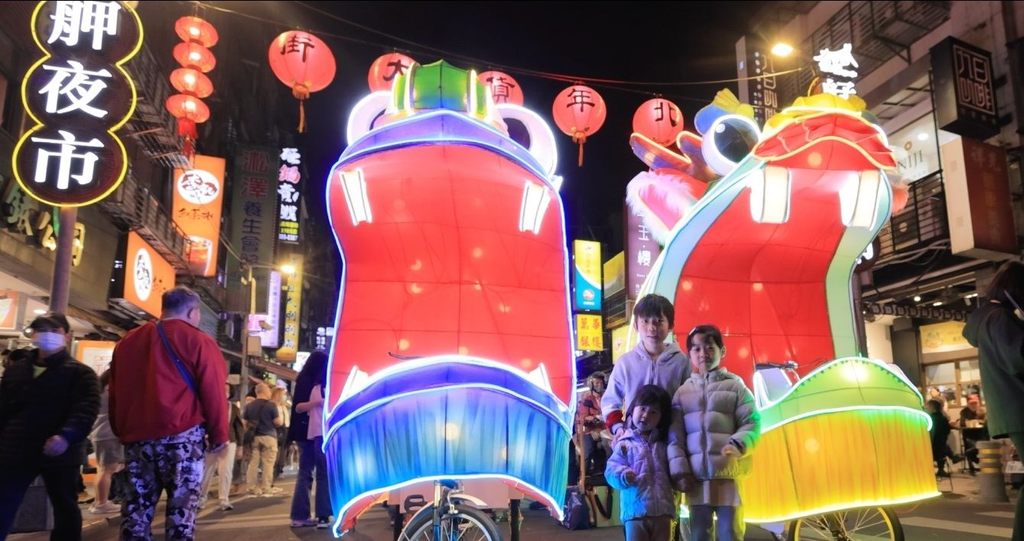 今年灯节首创巡游灯组｢九小龙｣，在展区周边大街小巷惊喜出没(图片来源：台北市政府观光传播局)