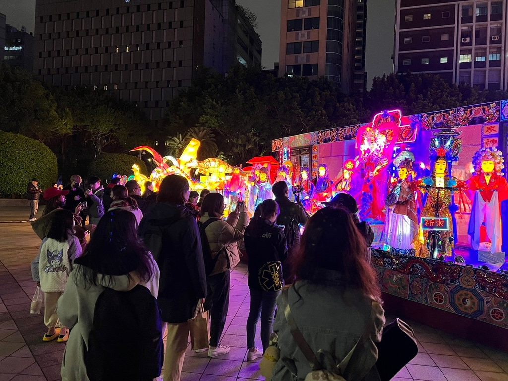竞赛灯区大型花灯作品「众神保庇（龙）平安」以传统艺阁花车及仙女人物为创作(图片来源：台北市政府观光传播局)