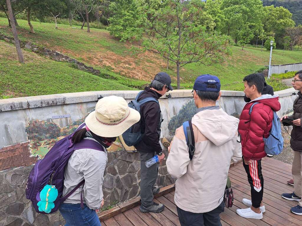 在三層崎公園的歷史長廊複習先前學到的歷史(圖片來源：臺北市政府工務局公園路燈工程管理處)