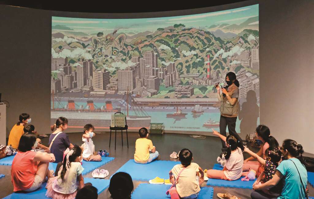 孩子们透过绘本《捉迷藏》的图像之美，进一步认识云豹及台湾地形。（图／国立台湾博物馆）