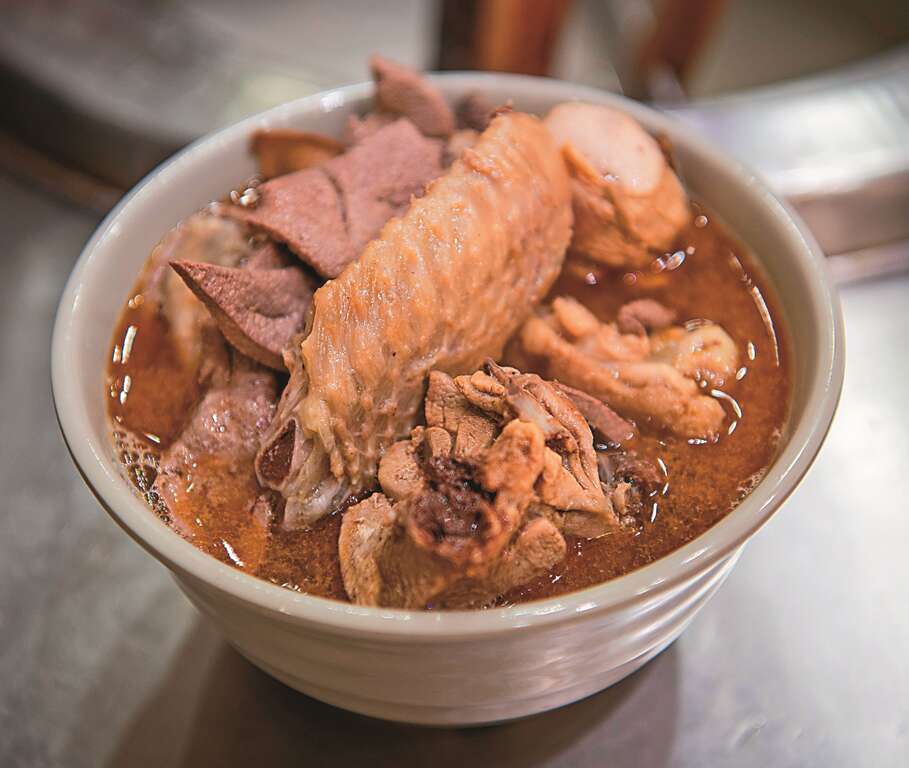 「阿图麻油鸡」用浓香麻油炖煮鲜美鸡肉，料好实在。