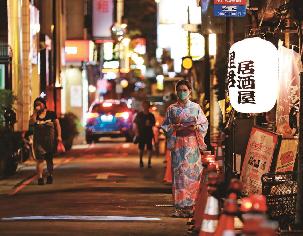 入夜後益发热闹的条通街巷，有着浓厚的日本风情。（摄影／苏立坤 ）