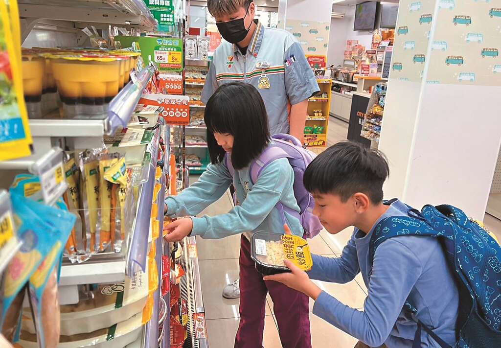台北市推动幸福保卫站计画，让四大超商成为守护儿少的关怀据点。