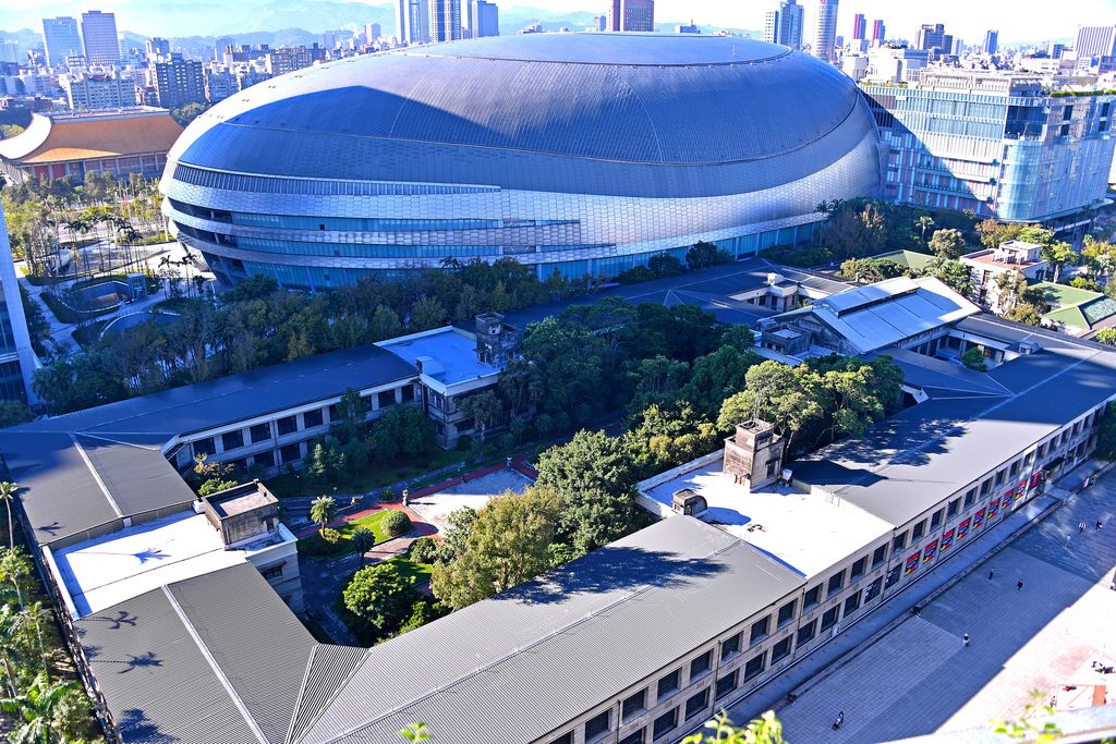 松山文創園區及鄰近的大巨蛋（圖片來源：臺北市政府觀光傳播局提供）