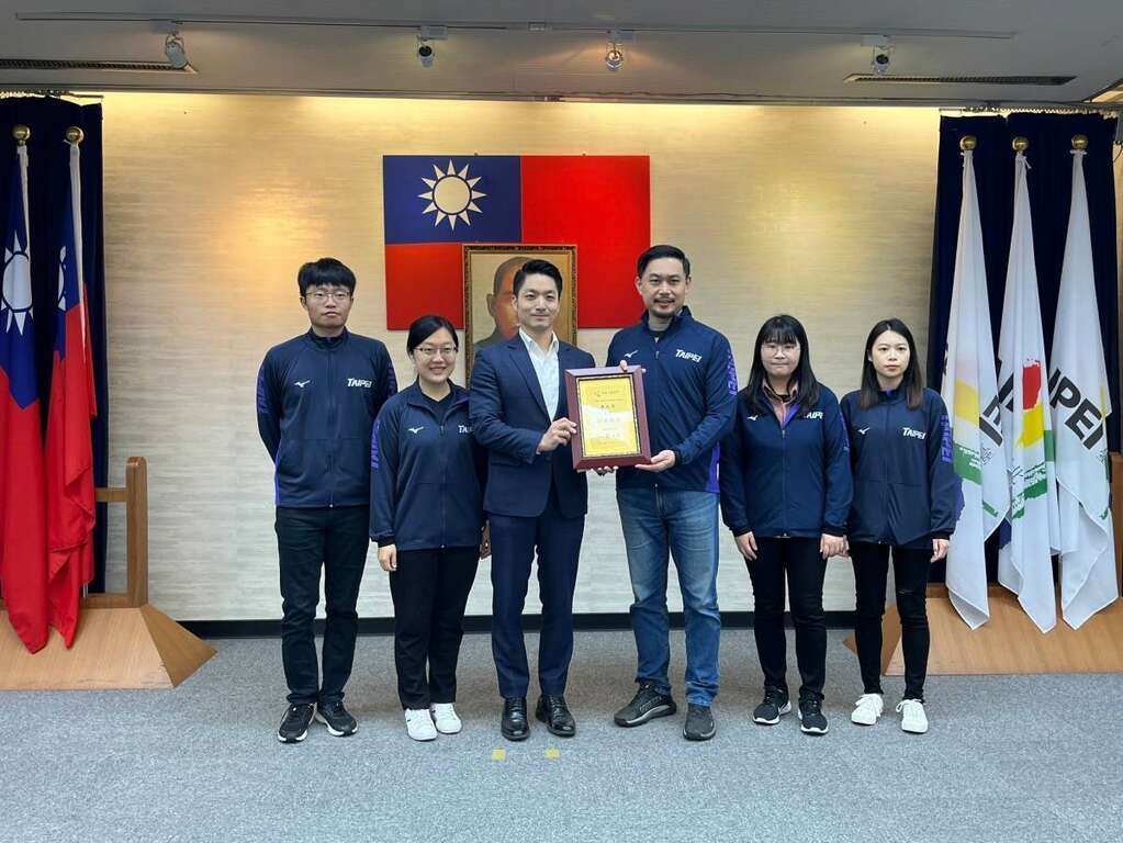 臺北市政府獲頒教育部體育署「112年運動i臺灣2.0計畫」特優獎項，已連續8年獲此殊榮。3月12日由體育局王泓翔局長（右3）代表於市政會議上獻獎給臺北市蔣萬安市長（左3）。（圖片來源：臺北市政府體育局)