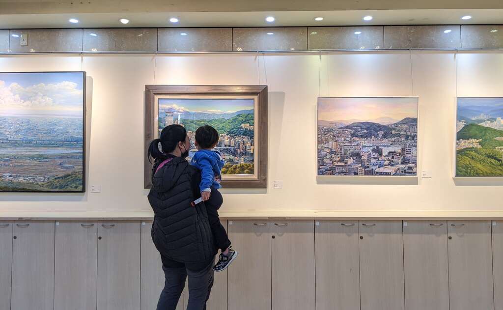 创作者施金宏用油画写实呈现城市景观，希望观众藉画作忆起自己在城市中的生活及曾经相遇的人们(图片来源：台北市青少年发展暨家庭教育中心)