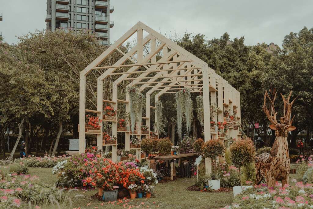鵑流不息展區：以日系洋派的建築結構「真束洋小屋」呈現主建物，並搭配多品系杜鵑展示，讓三月春日極度浪漫(圖片來源：臺北市政府工務局公園路燈工程管理處)