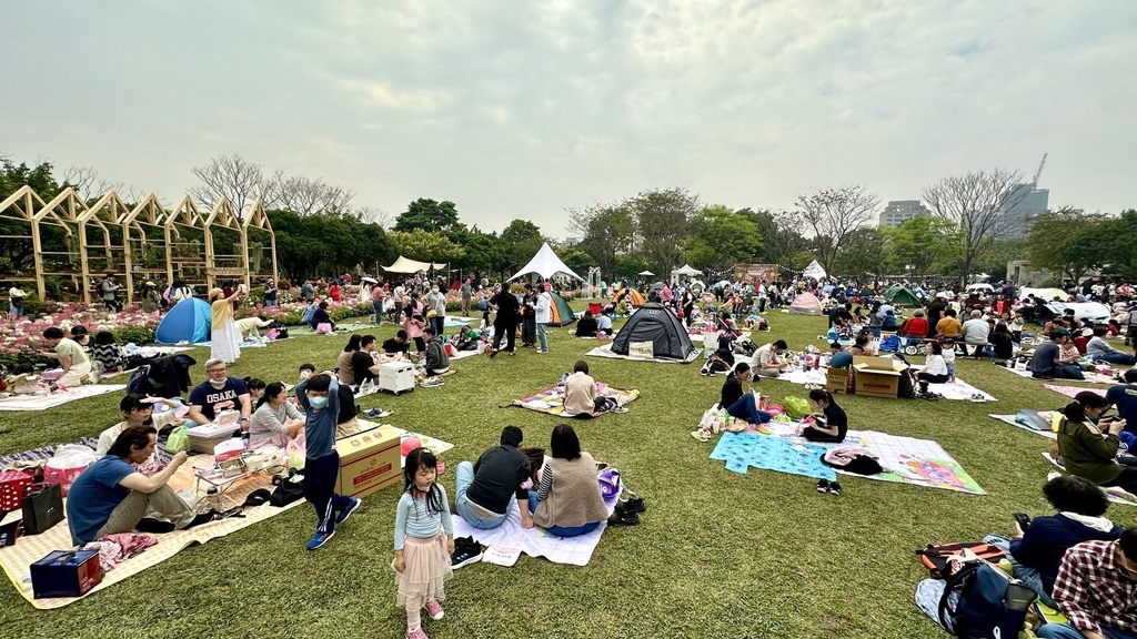 「2024台北花伴野餐」现场一早就涌入人潮。(图片来源：台北市政府观光传播局)