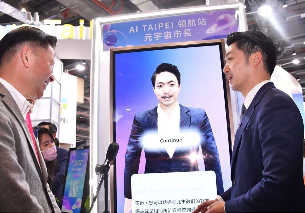 蒋万安与他的分身愿景领航员「元宇宙市长」相见欢，进行导览互动(图片来源：台北市政府秘书处媒体事务组)