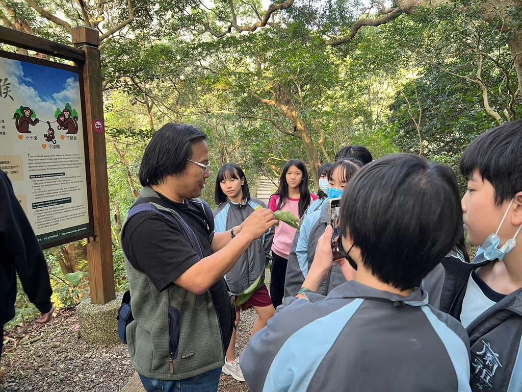 解说员行前导览(图片来源：台北市政府教育局)