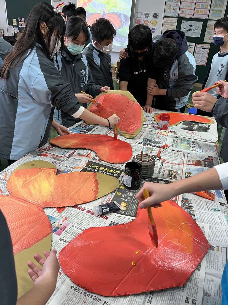 学生进行踩街服饰制作(图片来源：台北市政府教育局)