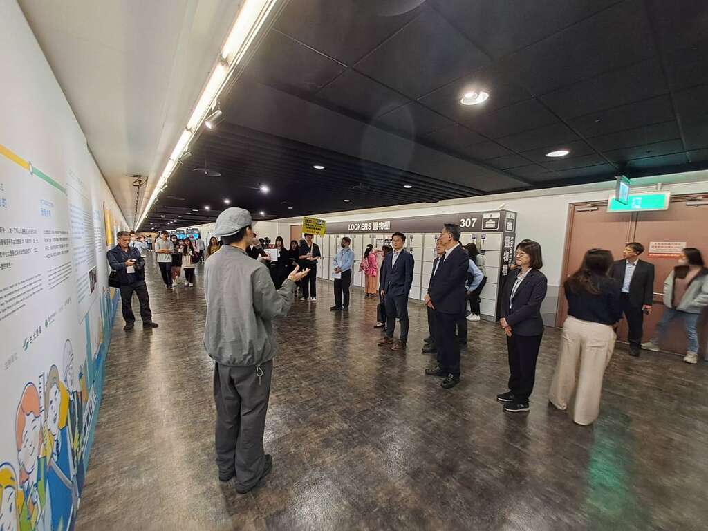 本次展覽以「回顧過去，從歷史學習」為主軸，如公司成立、通車、路網擴張、運量成長及經歷的營運挑戰(圖片來源：臺北大眾捷運股份有限公司)