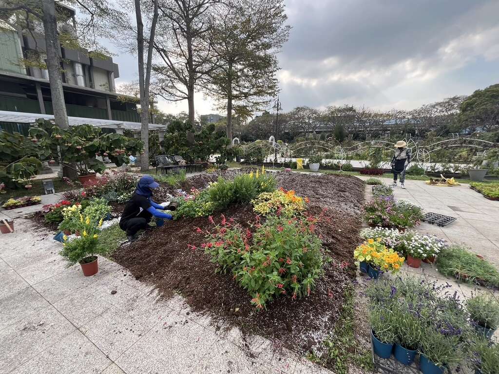 「园艺植物布展区」，由负责育种家花园养护的杨秉澈技工，以英式庭园为构思一手打造而成的展区。(图片来源：台北市政府工务局公园路灯工程管理处)