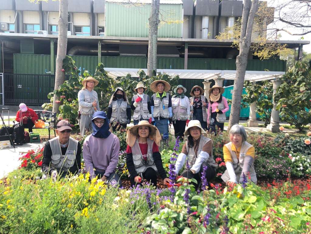 志工与同仁一同养护园艺植物布展区合影。(图片来源：台北市政府工务局公园路灯工程管理处)