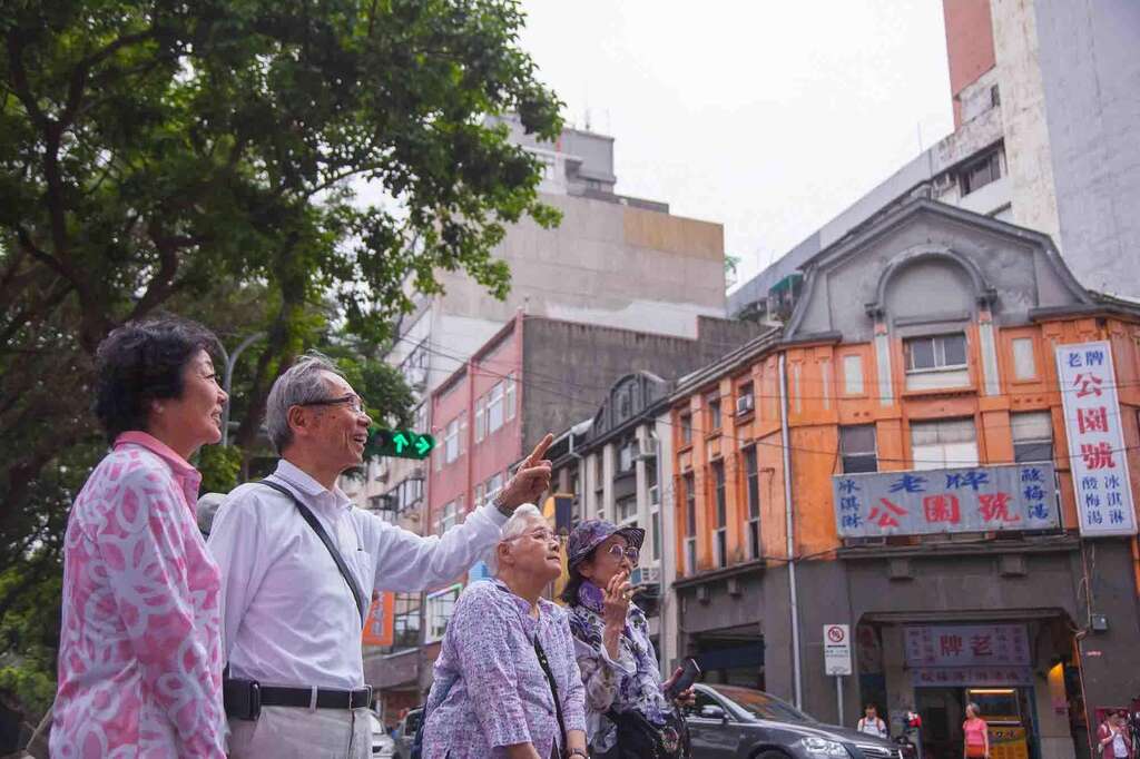 旧建成国小毕业的爷爷奶奶走访台北街道，回忆童年的美丽时光