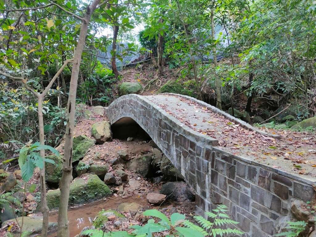 周边步道环境改善，让民众可以轻松畅行(图片来源：台北市政府工务局大地工程处)