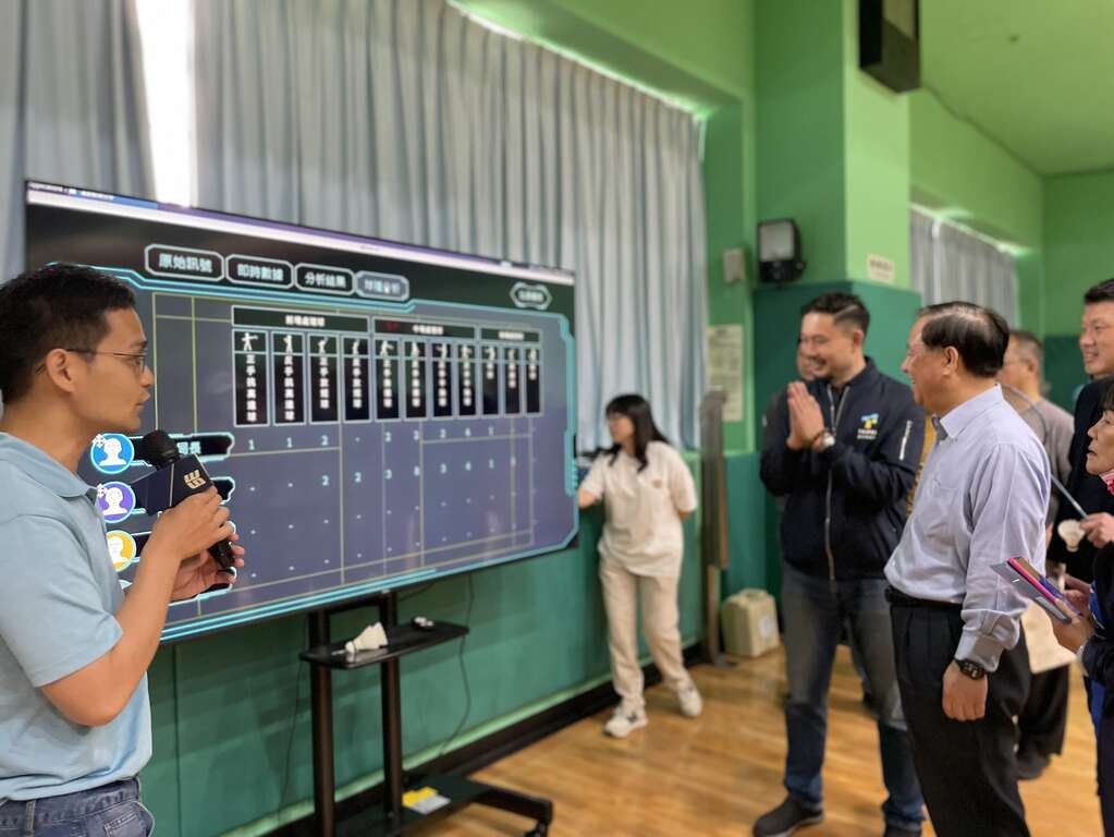 台北市文山运动中心引进智能羽球场，透过智慧科技记录球员挥拍轨迹、速度、杀球次数等运动表现，以数据提升使用者表现再精进。(图片来源：台北市政府体育局)