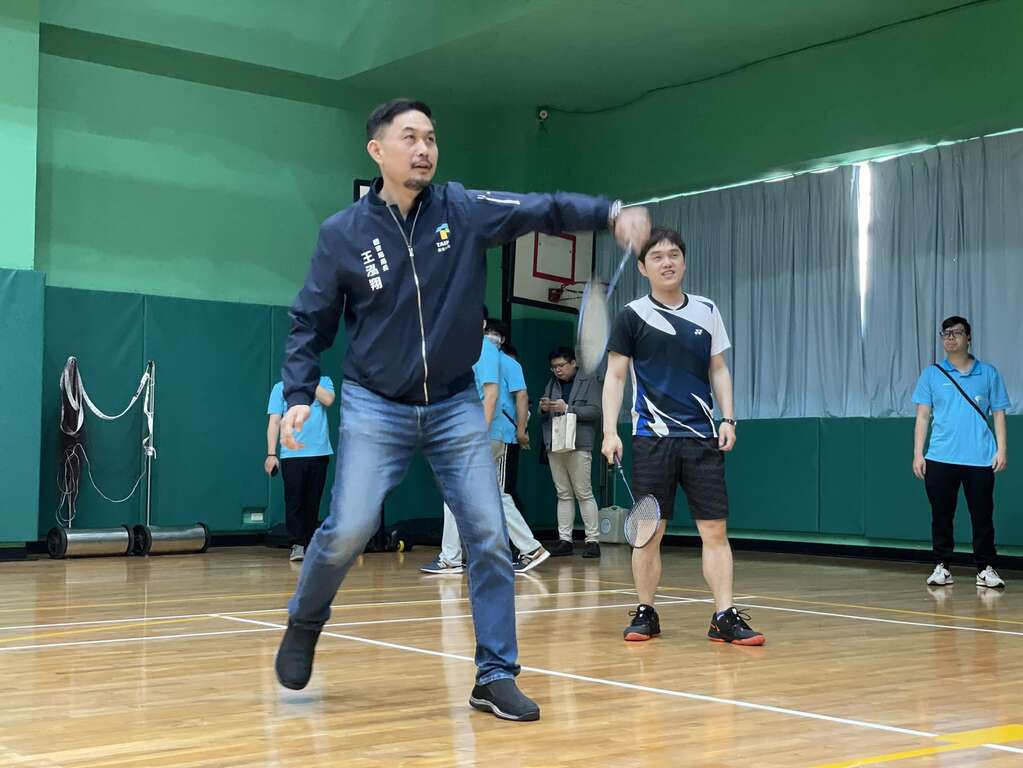 台北市政府体育局王泓翔局长下场体验智能羽球场。(图片来源：台北市政府体育局)