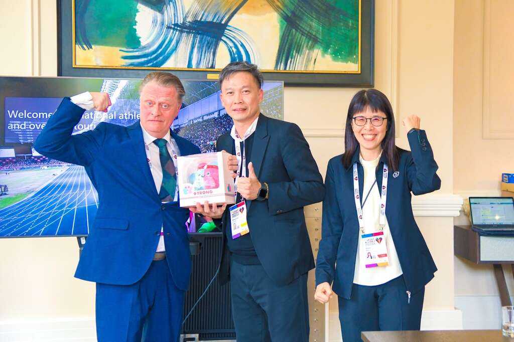 双北世壮运执行委员会办公室主任张胜杰与教育部体育署国际组许秀玲组长率团赴英国伯明罕参加「国际赛会活动主办单位协会年会」，并致赠吉祥物及宣传品予IAEH会长 Mr. Perttu Pesä。(图片来源：台北市政府体育局)