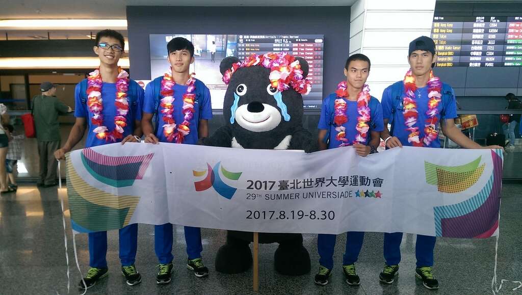 世大运熊赞_感动落泪机场接风金牌选手，沈郁森（左起）、刘兆轩、叶守博、杨俊瀚