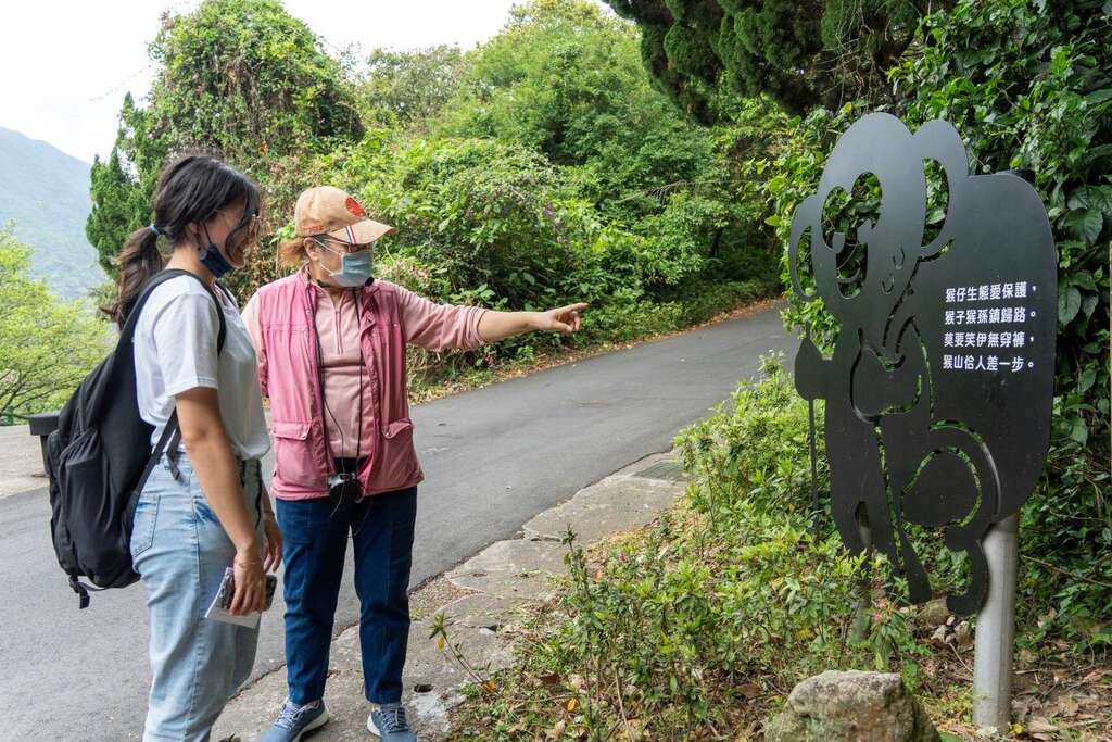 湖山里李秋霞里长向民众解释猴诗立牌。(图片来源：台北市政府工务局大地工程处)