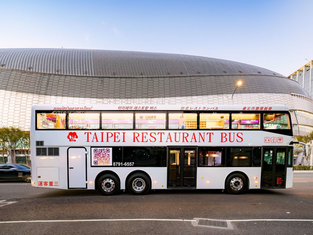 臺北市雙層餐車全身貼模七彩雷射白，吸睛又獨特。（臺北雙層餐車提供）