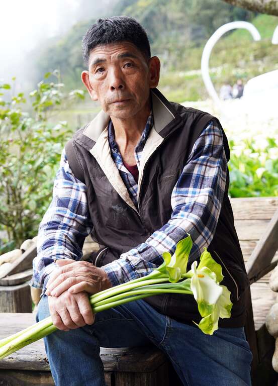 王财钦在花田中结合老练的木工技艺，农园处处充满美感巧思(图片来源：台北市政府产业发展局)