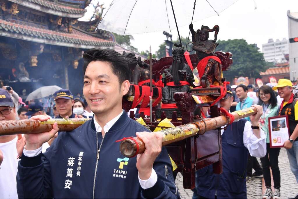 扶轿前，蒋万安在廖武治董事长的陪同下，诚心诚意向保生大帝合十礼拜，祈求保生大帝护佑台湾风调雨顺、国泰民安，随後展开遶境活动(图片来源：台北市政府秘书处媒体事务组)