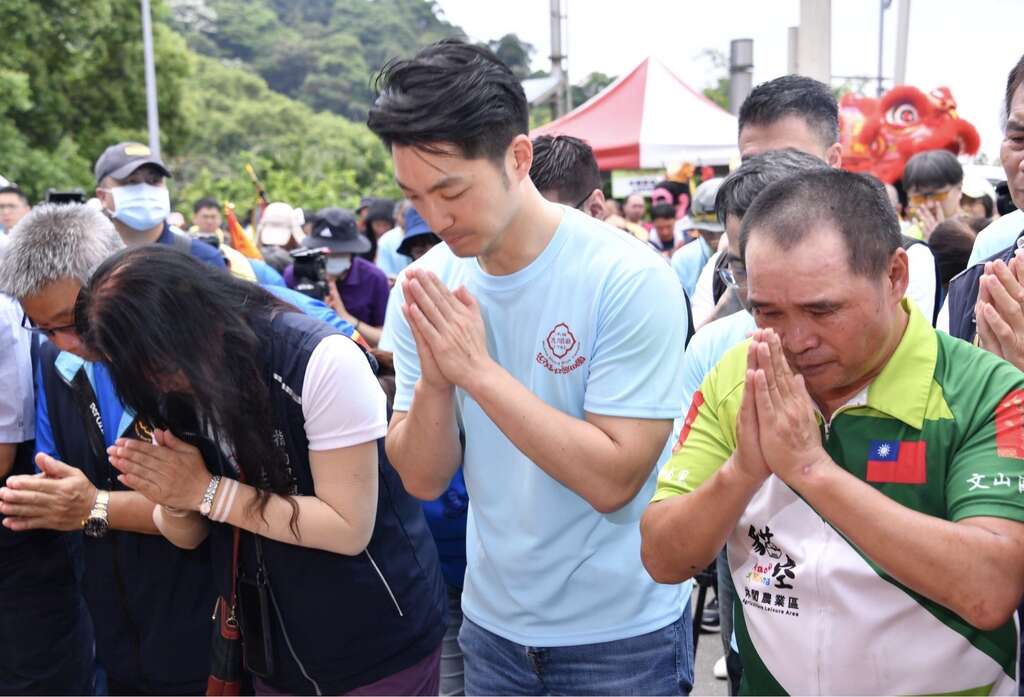 超过250年历史的文山区宗教盛事-迎尪公巡田园，21日上午8时在上千名信众的簇拥下，从木栅忠顺庙出发，台北市长蒋万安和多位市议员在猫空茶推广中心迎接尪公神轿到临(图片来源：台北市政府秘书处媒体事务组)
