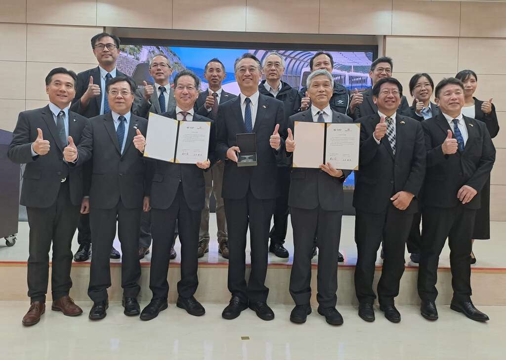 台北捷运与伊豆急控股株式会社缔结友好协定 大合照(图片来源：台北大众捷运股份有限公司)