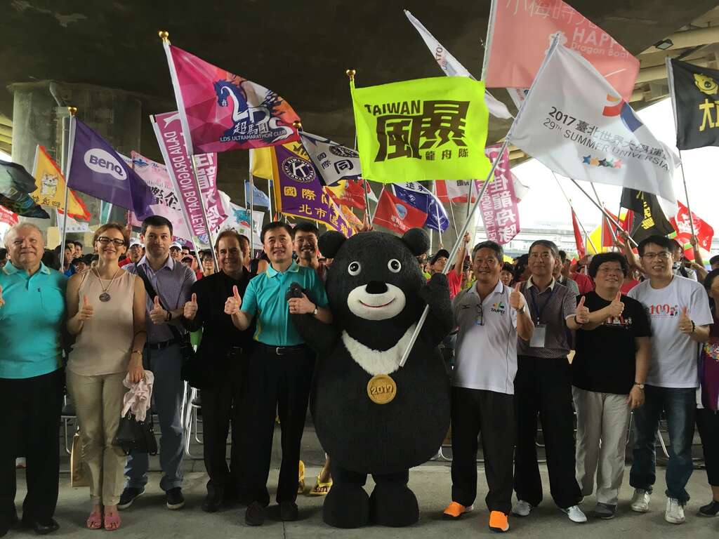 副市长陈景峻及体育局洪局长、熊赞带头挥旗击鼓，全场鼓声雷动展开一连三天的端午庆典