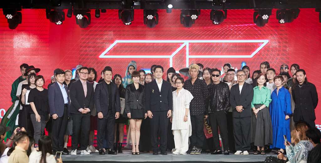 優勝設計師及學生於112年台北好時尚「【 】in Taipei」展現各自品牌(圖片來源：臺北市商業處)
