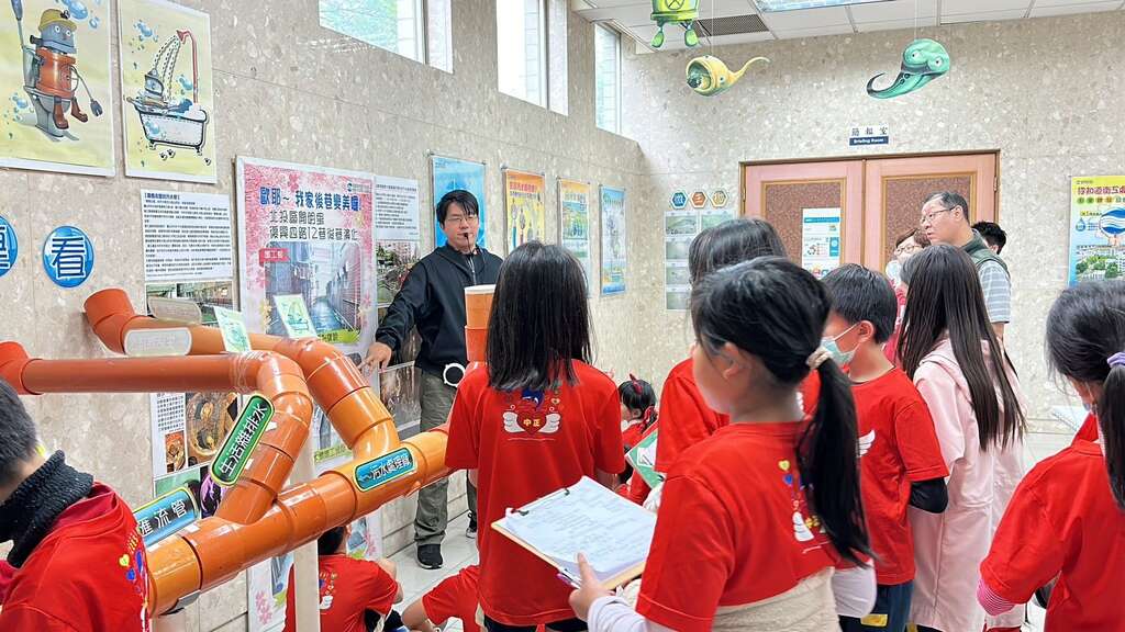 迪化污水處理廠講師說明家戶後巷接管位置及附加價值(圖片來源：臺北市政府工務局衛生下水道工程處)