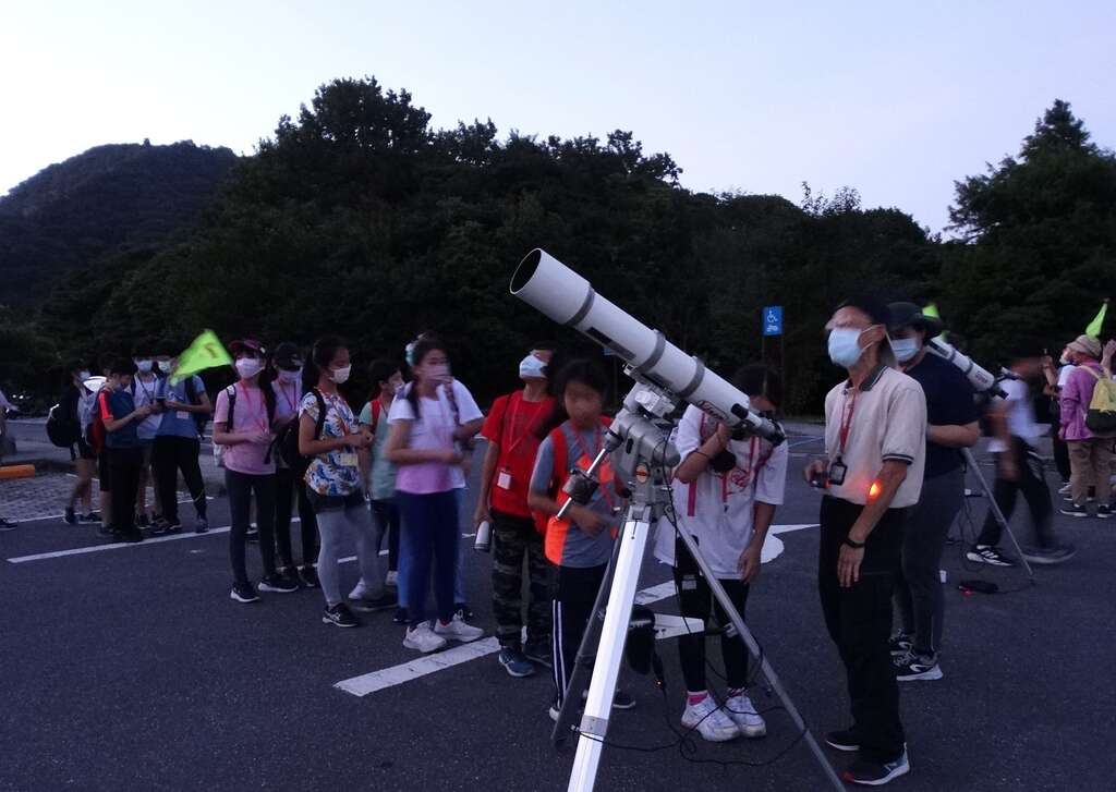 望远镜观星活动(图片来源：台北市立天文科学教育馆)