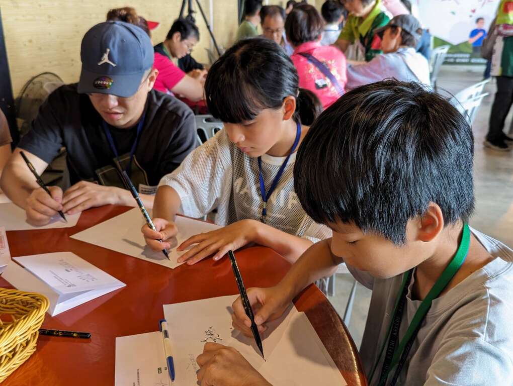 民众将感激之情写上宣纸，连同茶香封入，完成孝道封茶体验(图片来源：台北市商业处)