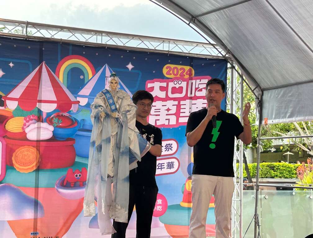 「台北净零101计画」主持人曾冠智以及「减碳大使-素还真」分享永续精神(图片来源：台北市商业处)
