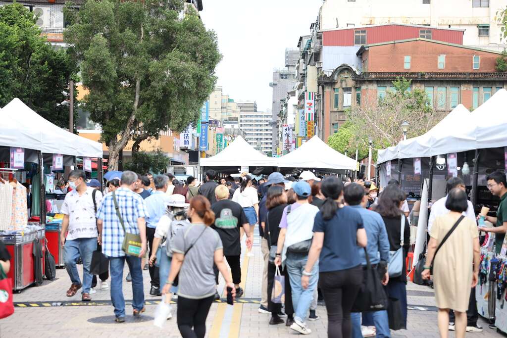 人潮前往龙山寺站周边，一起大口吃万华！(图片来源：台北市商业处)