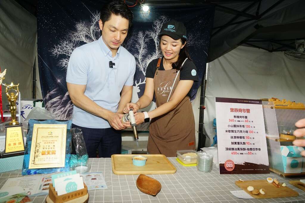 店家教导蒋万安市长如何烤烤布蕾(图片来源：台北市政府秘书处媒体事务组)