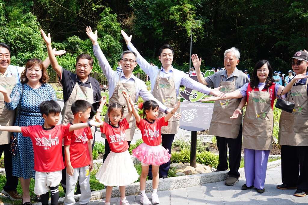 蔣萬安為北市象山田園基地開箱，希望大家都可以來到這片綠地好好地走走逛逛，認識很多的臺灣原生植物。(圖片來源：臺北市政府秘書處媒體事務組)