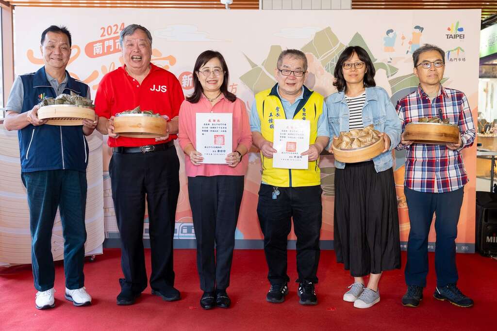 南門市場共捐贈1,200顆名店粽子給周邊龍福里及南福里的弱勢家庭、臺北市萬華兒童服務中心及社團法人臺北市臻佶祥社會服務協會，以行動實踐對社會的回饋。(圖片來源：臺北市市場處)