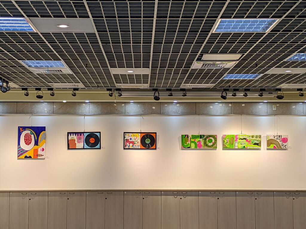 本展覽展出卡沃蘊藏幸福元素的多媒材作品透過藝術將「幸運」、「感恩」(圖片來源：臺北市青少年發展暨家庭教育中心)