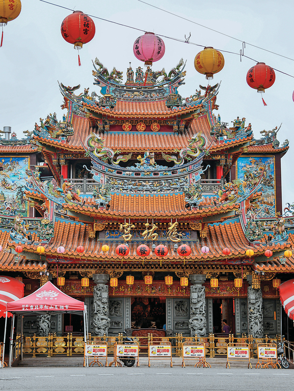 松山慈祐宮是在地重要信仰中心。
