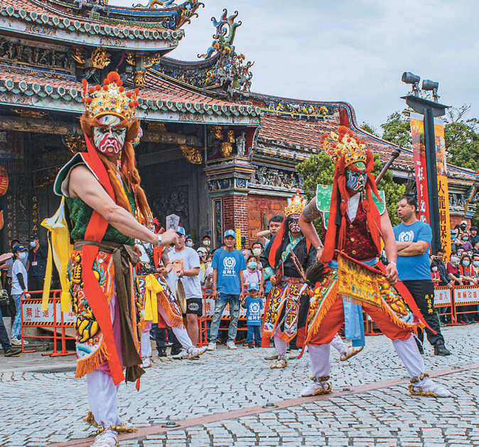 保生文化祭期間，將有傳統藝陣在廟前演出。