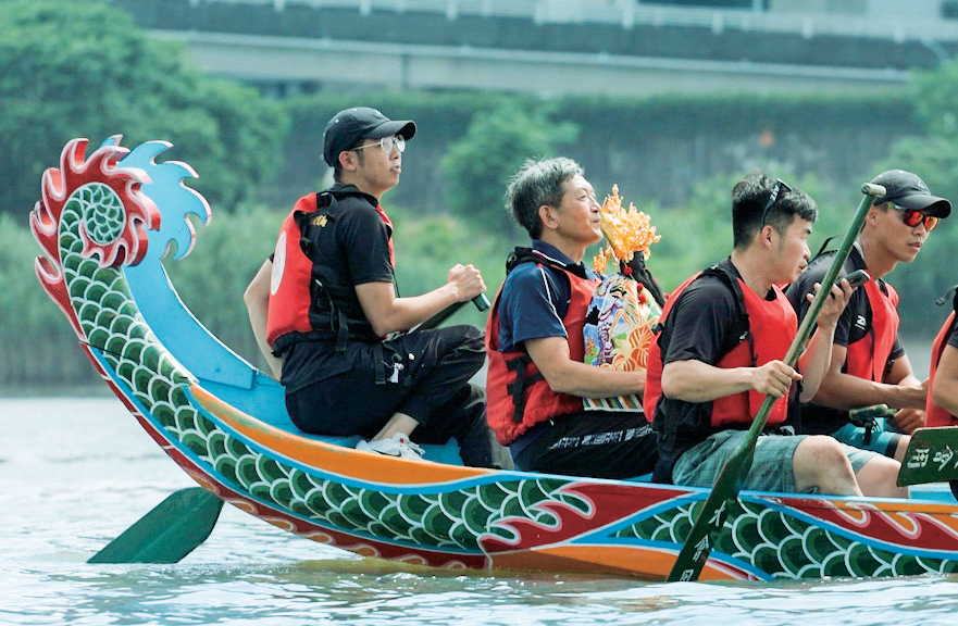 城隍爺乘坐龍舟巡遊淡水河。（圖／台北霞海城隍廟）